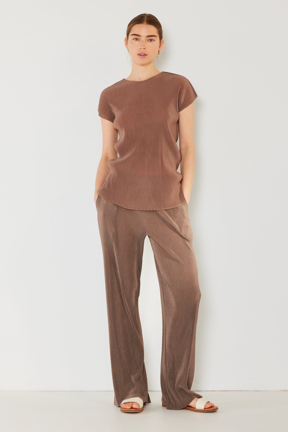 Pleated long pants w/ slight flare - P02BL_Brown