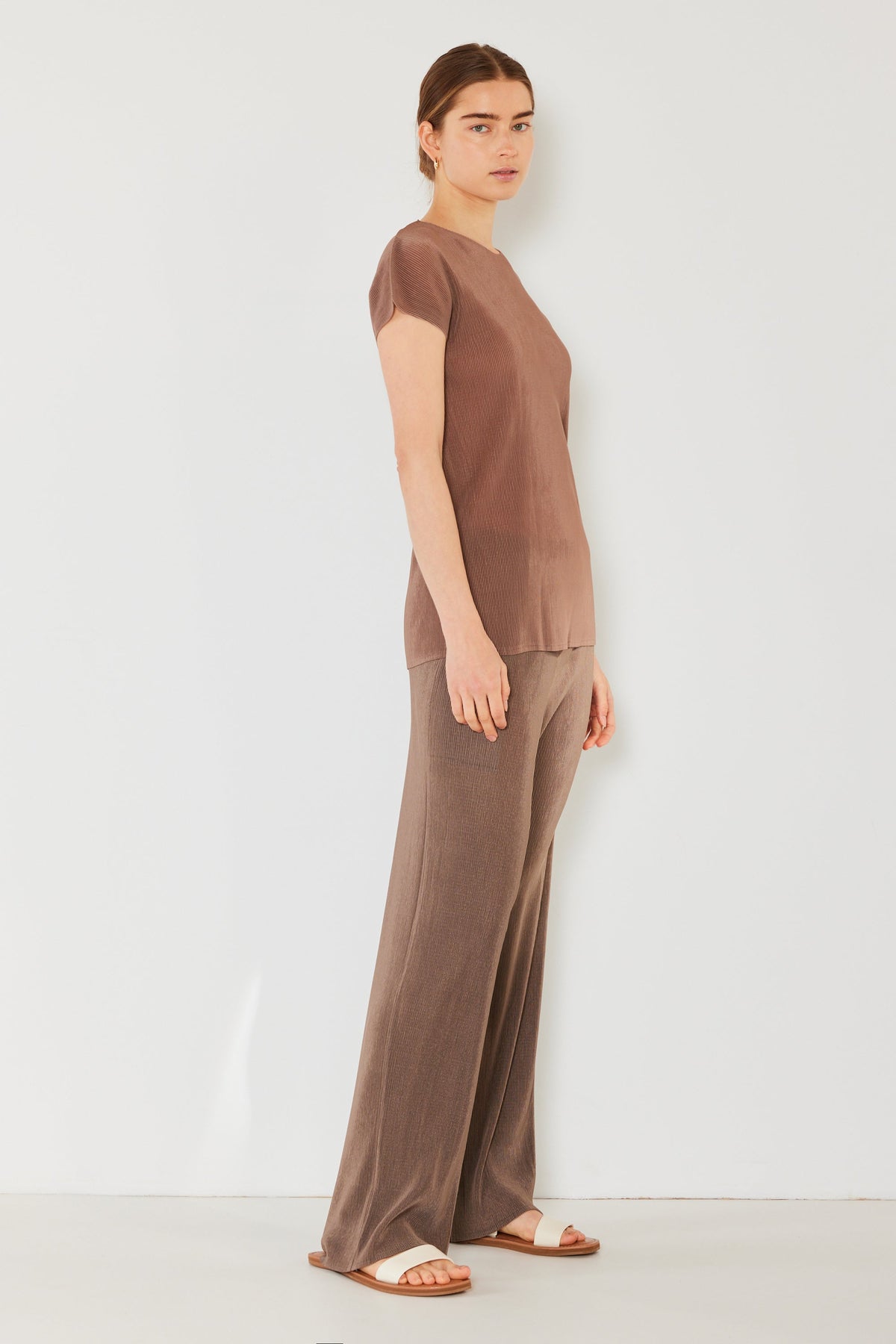 Pleated long pants w/ slight flare - P02BL_Brown