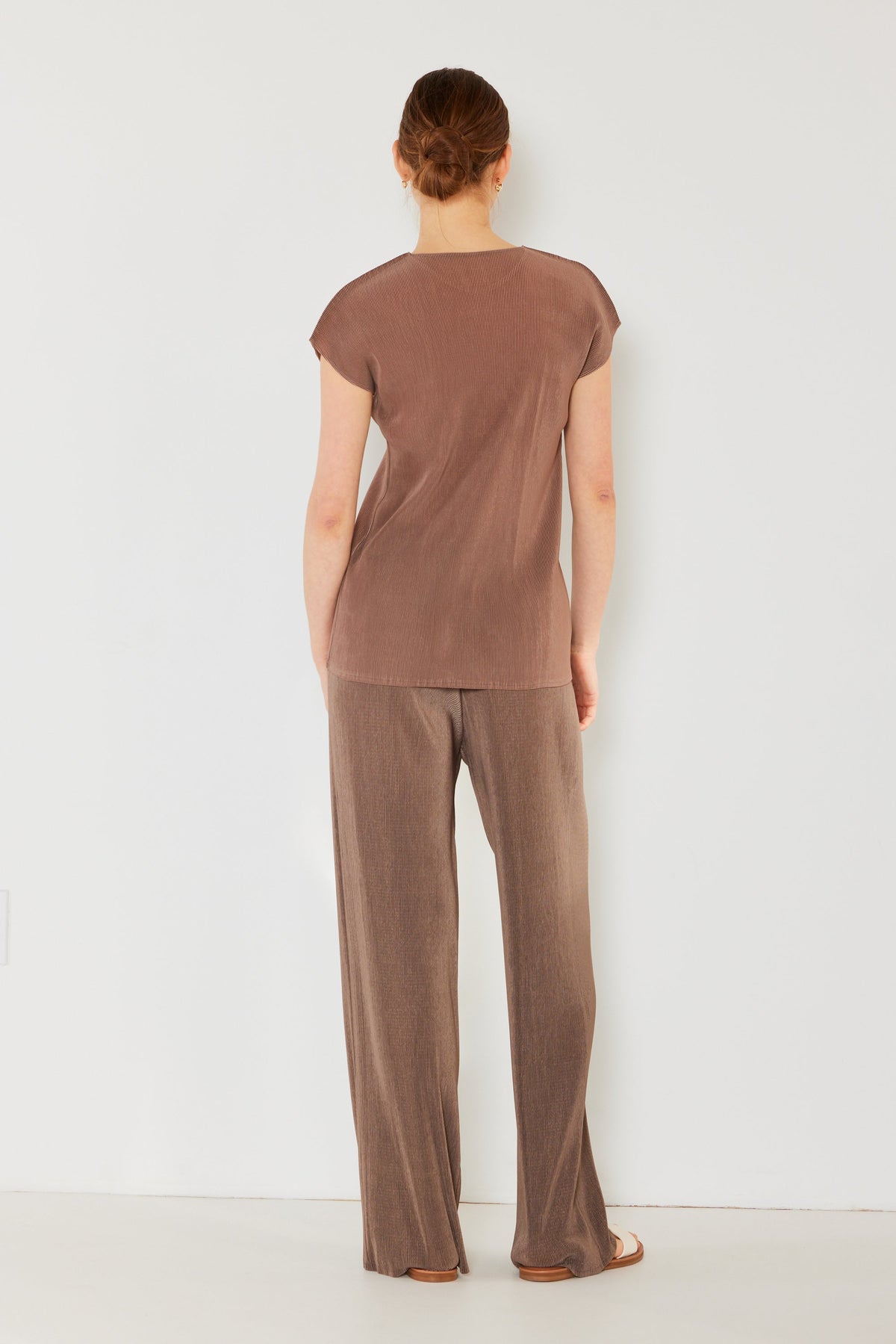 Pleated long pants w/ slight flare - P02BL_Brown